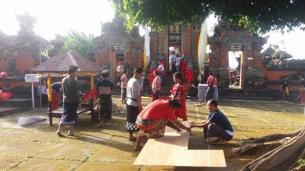 STT Dharma Santosa dan F Community Ngayah di Pura Dalem Desa Busungbiu