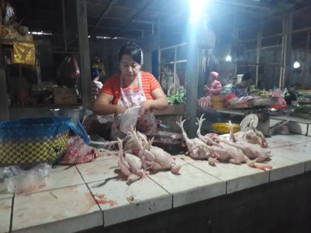Pedagang Daging Ayam dan Babi Ramaikan Penampahan Galungan di Pasar Adat Desa Busungbiu